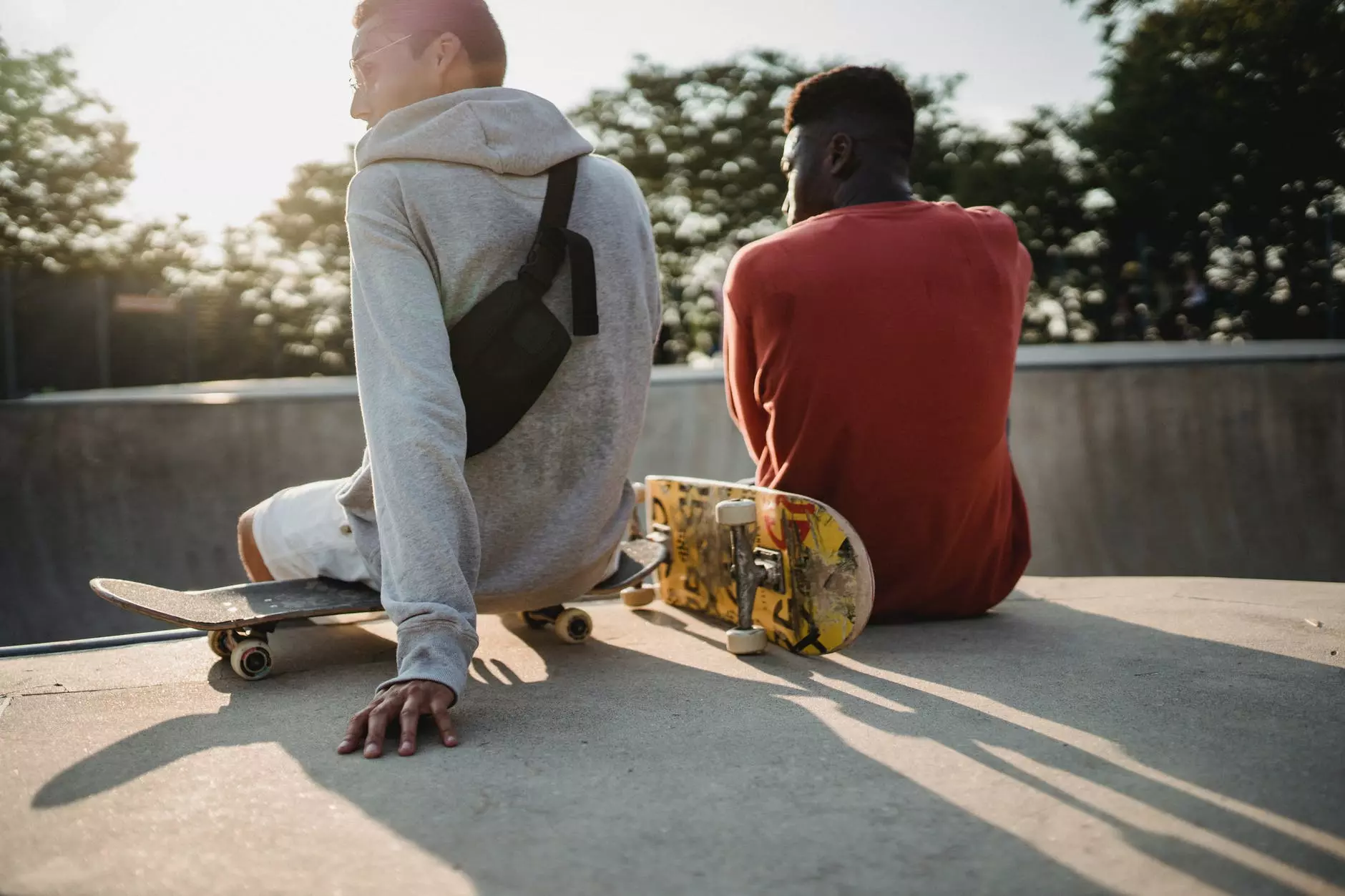 abashicileli besilisa emgwaqeni we-skate park. Isithombe ngu-Budgeron Bach ku-Pexels.com