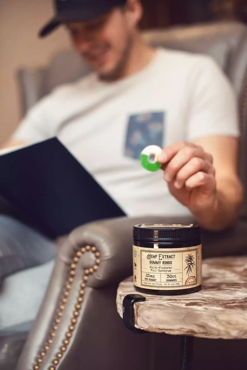 man i vit t-shirt med rund hals och grön och vit gummiring Foto av RR Medicinals på Pexels.com