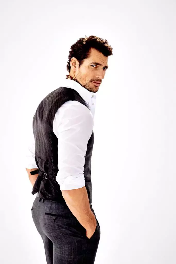 Supermodel David Gandy ເອົາຫນ້າຂອງວາລະສານ Italian ສະບັບຫລ້າສຸດຂອງ Grazia, posing ສໍາລັບບັນນາທິການໃຫມ່, ເລນໂດຍນັກຖ່າຍຮູບ Esther Haase. ການໃຫ້ຢືມລັກສະນະທີ່ເປັນເອກະລັກແລະມີສະເຫນ່ຂອງລາວສໍາລັບຮູບພາບທີ່ຊັບຊ້ອນ, ຕົວແບບທີ່ມີຕາສີຟ້າຖືກອອກແບບໂດຍ Elisabetta Cavatorta ໃນຕູ້ເສື້ອຜ້າທີ່ຄົມຊັດທີ່ເນັ້ນຫນັກເຖິງທັດສະນະຂອງຄວາມເປັນສຸພາບບຸລຸດທີ່ມີລາຍເຊັນຂອງ David. / Grooming ໂດຍ Larry King.