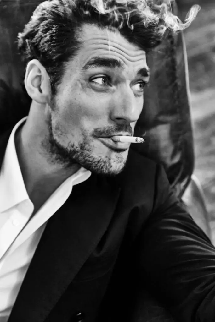 Supermodel David Gandy anotora mapeji echinyorwa chazvino chemagazini yeItaly Grazia, achigadzirira chinyorwa chitsva, chakaburitswa nemutori wemifananidzo Esther Haase. Achikweretesa ake akasiyana uye anoyevedza maficha emifananidzo yakaoma, iyo yebhuruu-eyed modhi yakashongedzwa naElisabetta Cavatorta muwadhiropu inopinza inosimbisa David's innate signature gentleman attitude. /Kugadziridzwa naLarry King.