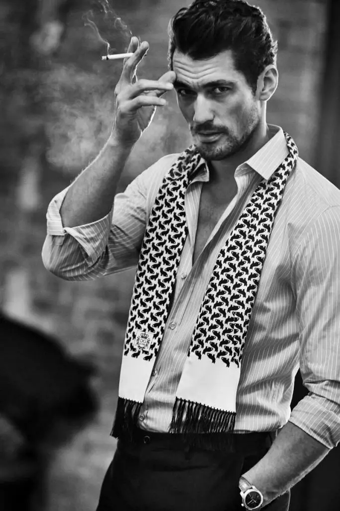 David Gandy szupermodell az olasz Grazia magazin legújabb kiadásának oldalain pózol egy új szerkesztőségnek, amelyet Esther Haase fotós lencsevégre. Egyedülálló és elbűvölő vonásait kifinomult képekhez kölcsönözve a kék szemű modellt Elisabetta Cavatorta szabta meg egy éles ruhásszekrényben, amely kiemeli David veleszületett jellegzetes úriemberi attitűdjét. /Grooming by Larry King.