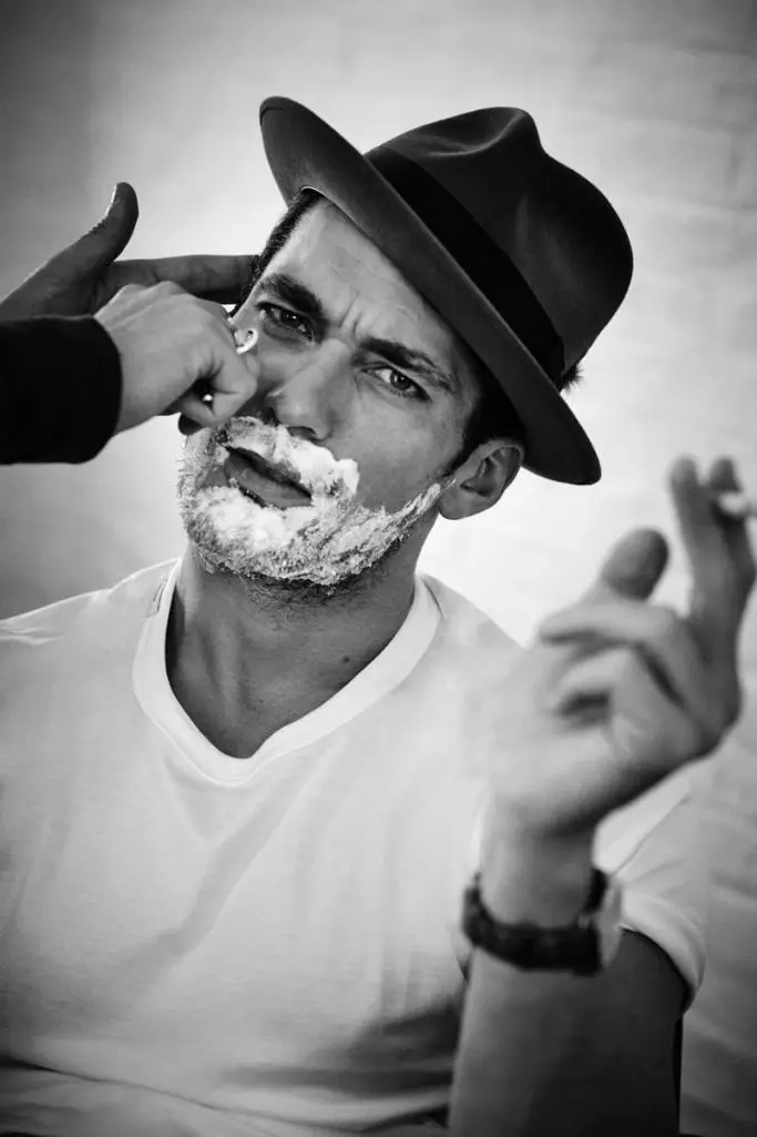 Supermodel David Gandy prevzame strani najnovejše izdaje italijanske revije Grazia in pozira za nov editorial, ki ga je posnela fotografinja Esther Haase. S svojimi edinstvenimi in očarljivimi lastnostmi za prefinjene podobe je modrooki model oblikovala Elisabetta Cavatorta v ostri garderobi, ki poudarja Davidov prirojen džentlmenski podpis. /Nega Larryja Kinga.