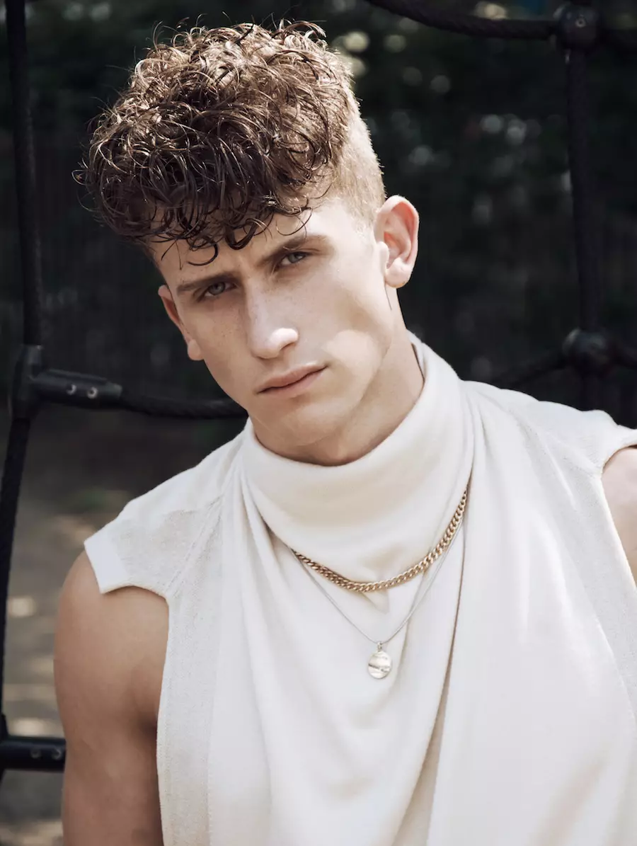 Voici le travail de Sebastian Simanowski, un photographe éditorial et de mode de Berlin avec le talentueux mannequin Michael Thiedemann d'EastWestModels. Intitulé