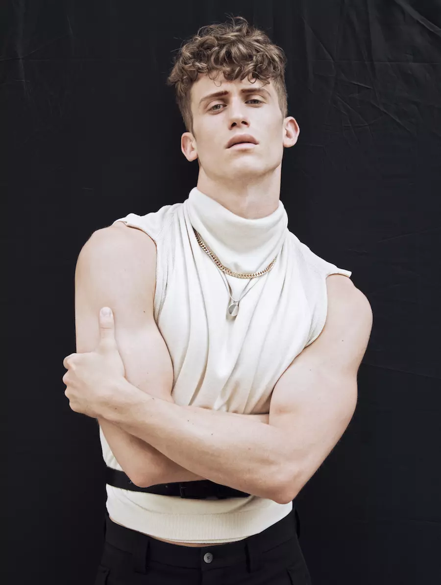 Voici le travail de Sebastian Simanowski, un photographe éditorial et de mode de Berlin avec le talentueux mannequin Michael Thiedemann d'EastWestModels. Intitulé