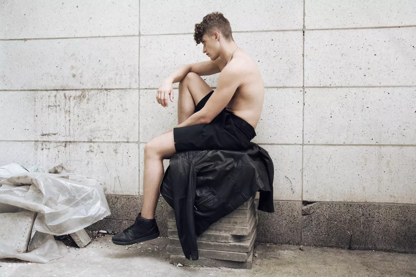 Voici le travail de Sebastian Simanowski, un photographe éditorial et de mode de Berlin avec le talentueux mannequin Michael Thiedemann d'EastWestModels. Intitulé