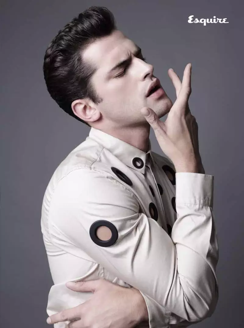 Topmodel Sean O'Pry vir Esquire Serbia omhels ons bladsye met 'n fotografie deur Saverio Cardia.