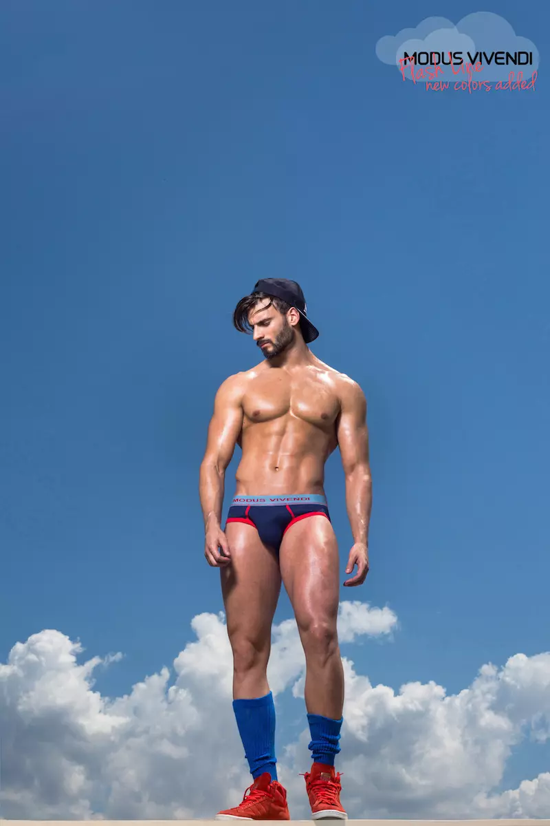 Depois do sucesso da primeira parte da campanha em que o modelo Alexandros Kaltsidis se fez passar por limpa-vidros, a segunda parte apresenta-o como o homem nas nuvens, posando nas novas cores da linha que acaba de ser acrescentada. A linha Modus Vivendi Flash agora tem mais novas combinações de cores, com 18 itens no total, 6 para cada estilo de roupa íntima (cuecas super decotadas, cuecas clássicas e boxers corte brasil). Espero que você goste!