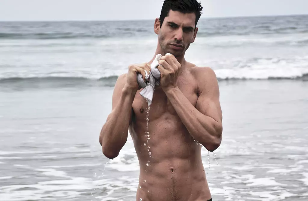 Apresentando o modelo masculino Yotam Solomon posando em uma bela praia fotografada pelo Jordan Service.