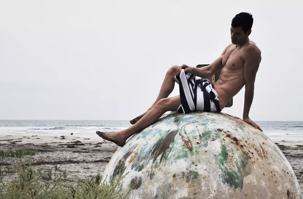 Met mannelijk model Yotam Solomon die poseert op een prachtig strand dat is vastgelegd door Jordan Service.