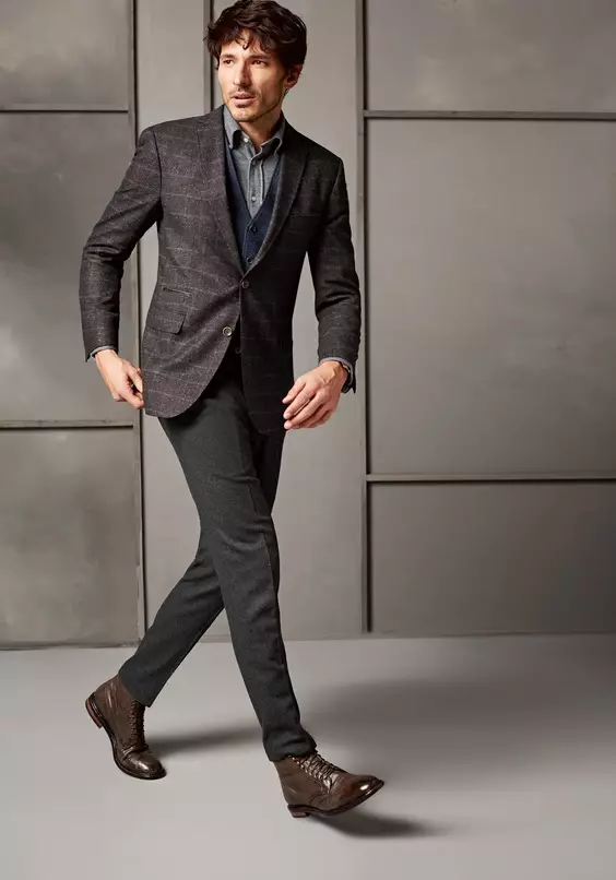 Siden 1925 er Carl Gross en tysk herremodeklub, der er kendetegnet ved god smag og kvalitet i deres formelle jakkesæt og afslappet påklædning. Denne gang vil de genopfinde billedet af den spanske model Andrés Velencoso-kampagne for F/W 2015-16.