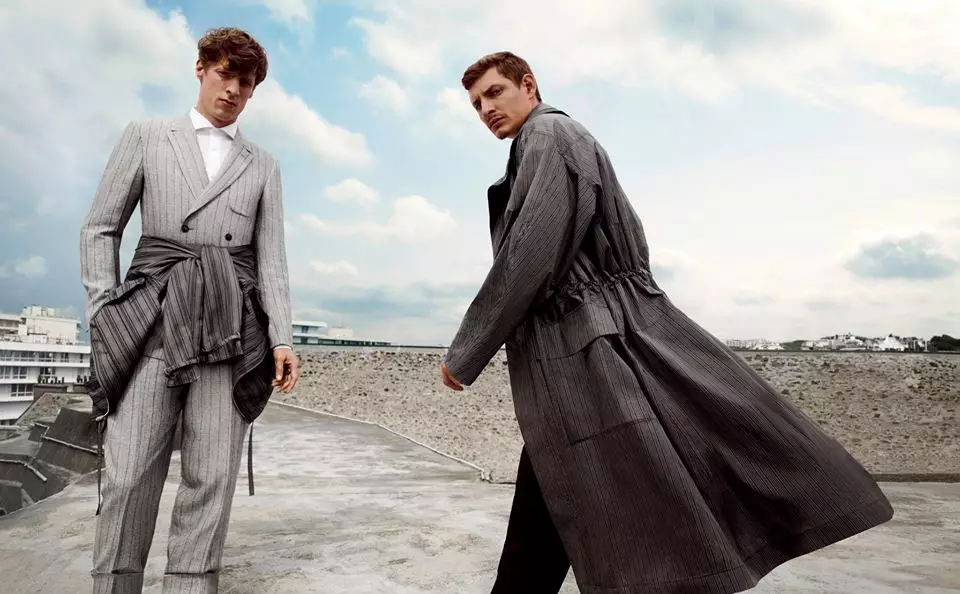 O le Ermenegildo Zegna Couture SS 2015 faʻasalalauga faʻasalalauga faʻaauau pea ona faʻamatalaina le vaeluaga i le va o le ARCHITECTURE ma le SPACE, o le musumusuga muamua lea i tua atu o le SS15 fashion show. Ph saunia e Inez & Vinoodh. Manatu fatufatua'i saunia e Stefano Pilati