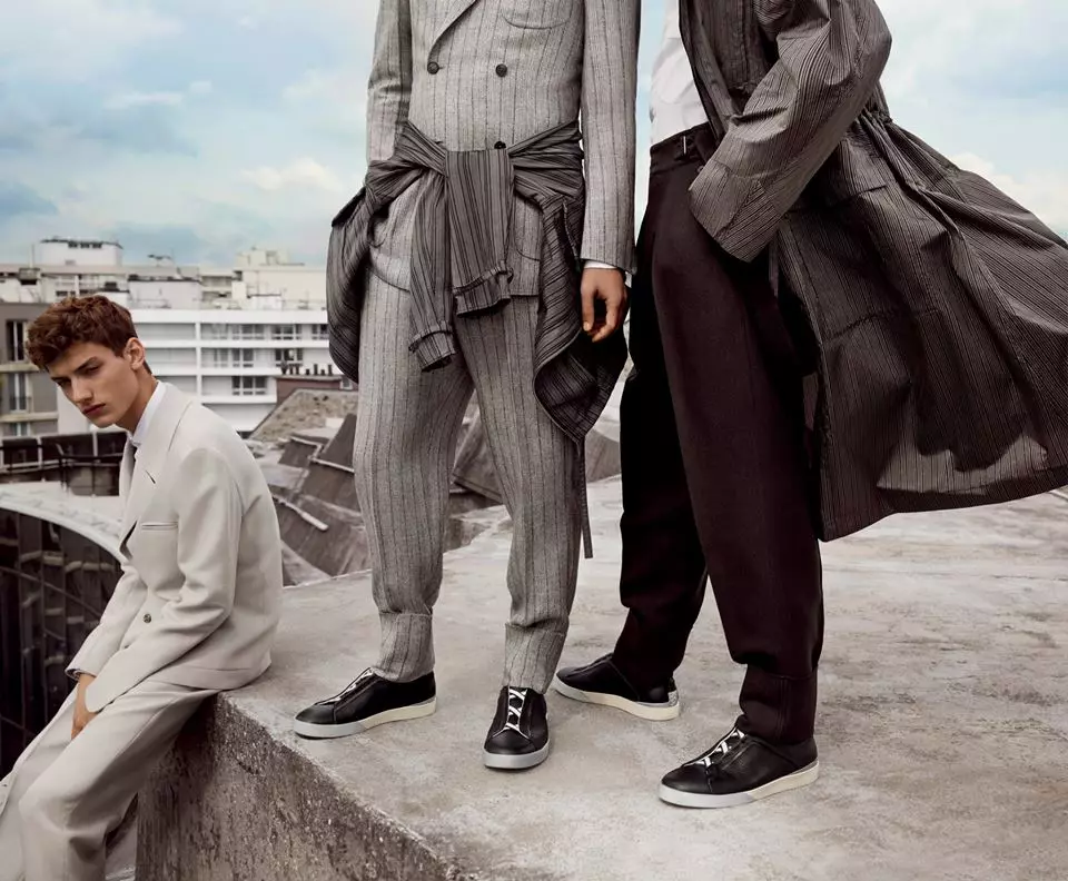 Kampanye iklan Ermenegildo Zegna Couture SS 2015 terus nerjemahake dikotomi antarane ARKITEKTUR lan SPACE, sing dadi inspirasi utama ing pameran busana SS15. Ph dening Inez & Vinoodh. Konsep kreatif dening Stefano Pilati