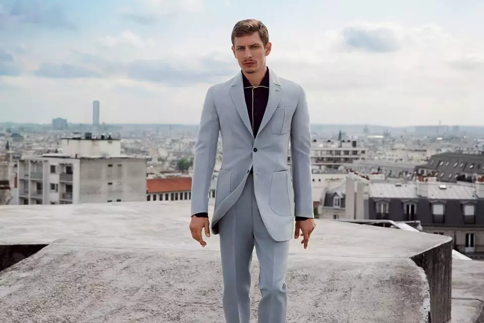 O le Ermenegildo Zegna Couture SS 2015 faʻasalalauga faʻasalalauga faʻaauau pea ona faʻamatalaina le vaeluaga i le va o le ARCHITECTURE ma le SPACE, o le musumusuga muamua lea i tua atu o le SS15 fashion show. Ph saunia e Inez & Vinoodh. Manatu fatufatua'i saunia e Stefano Pilati