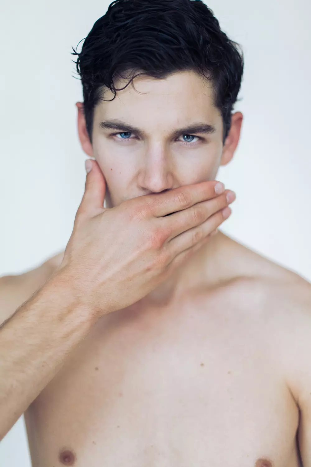 Est Jesse Duval, 6'2 ", yeux bleus et cheveux bruns, il a un visage fin défini et un corps enviable, photographié par Juan Neira, cette fois Jesse revient vraiment fort après son show exclusif pour Calvin Klein à Milan. Jesse est un nouveau visage qui est venu, vu et conquis. Attention à ce gars !