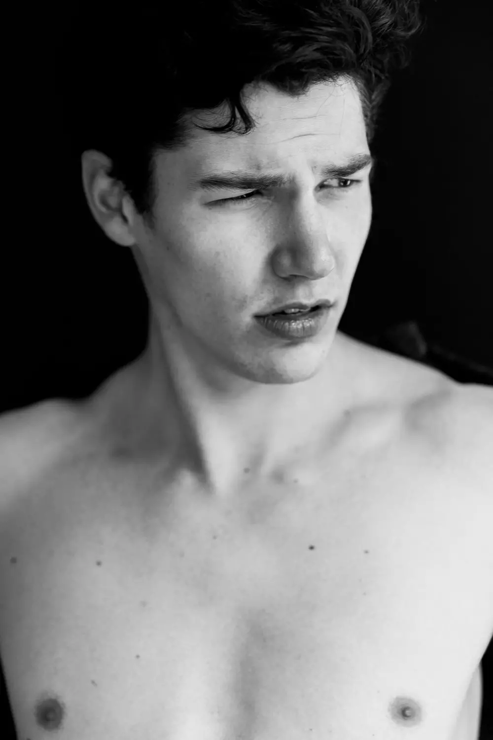 Est Jesse Duval, 6'2 ", yeux bleus et cheveux bruns, il a un visage fin défini et un corps enviable, photographié par Juan Neira, cette fois Jesse revient vraiment fort après son show exclusif pour Calvin Klein à Milan. Jesse est un nouveau visage qui est venu, vu et conquis. Attention à ce gars !