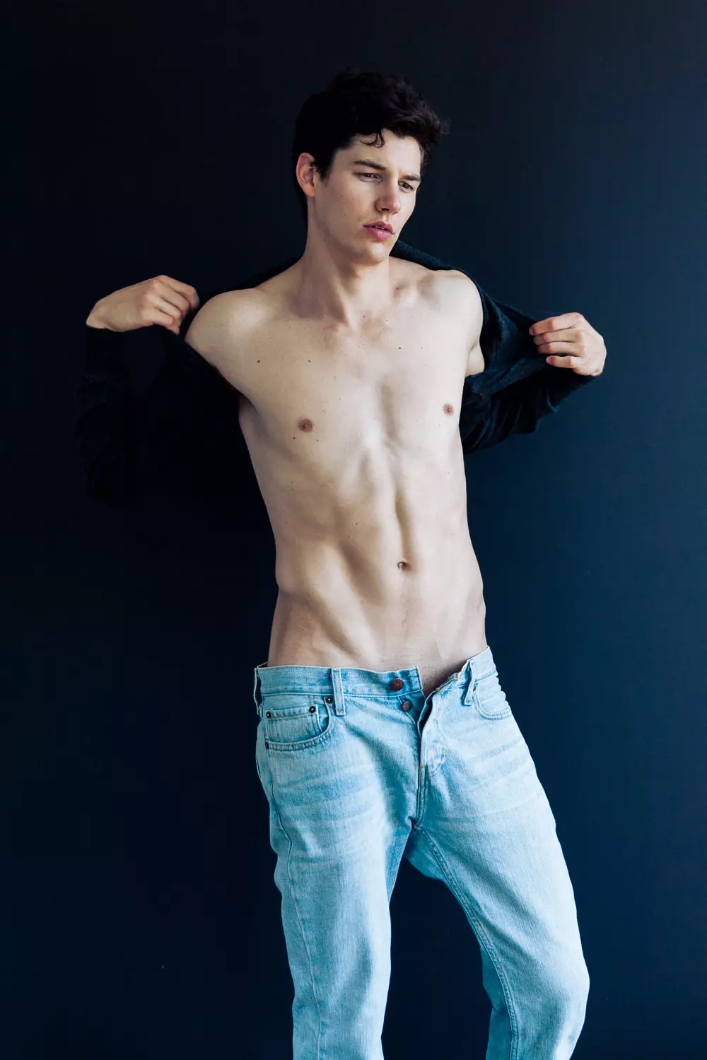 Est Jesse Duval, 6'2 ", yeux bleus et cheveux bruns, il a un visage fin défini et un corps enviable, photographié par Juan Neira, cette fois Jesse revient vraiment fort après son show exclusif pour Calvin Klein à Milan. Jesse est un nouveau visage qui est venu, vu et conquis. Attention à ce gars !