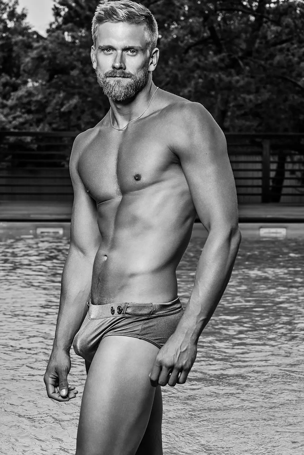 La prolífica fotògrafa amb talent Kamera Addikt captura d'una manera meravellosa el guapo adonis Adam Perry fora de la piscina, Happy Hump Day!