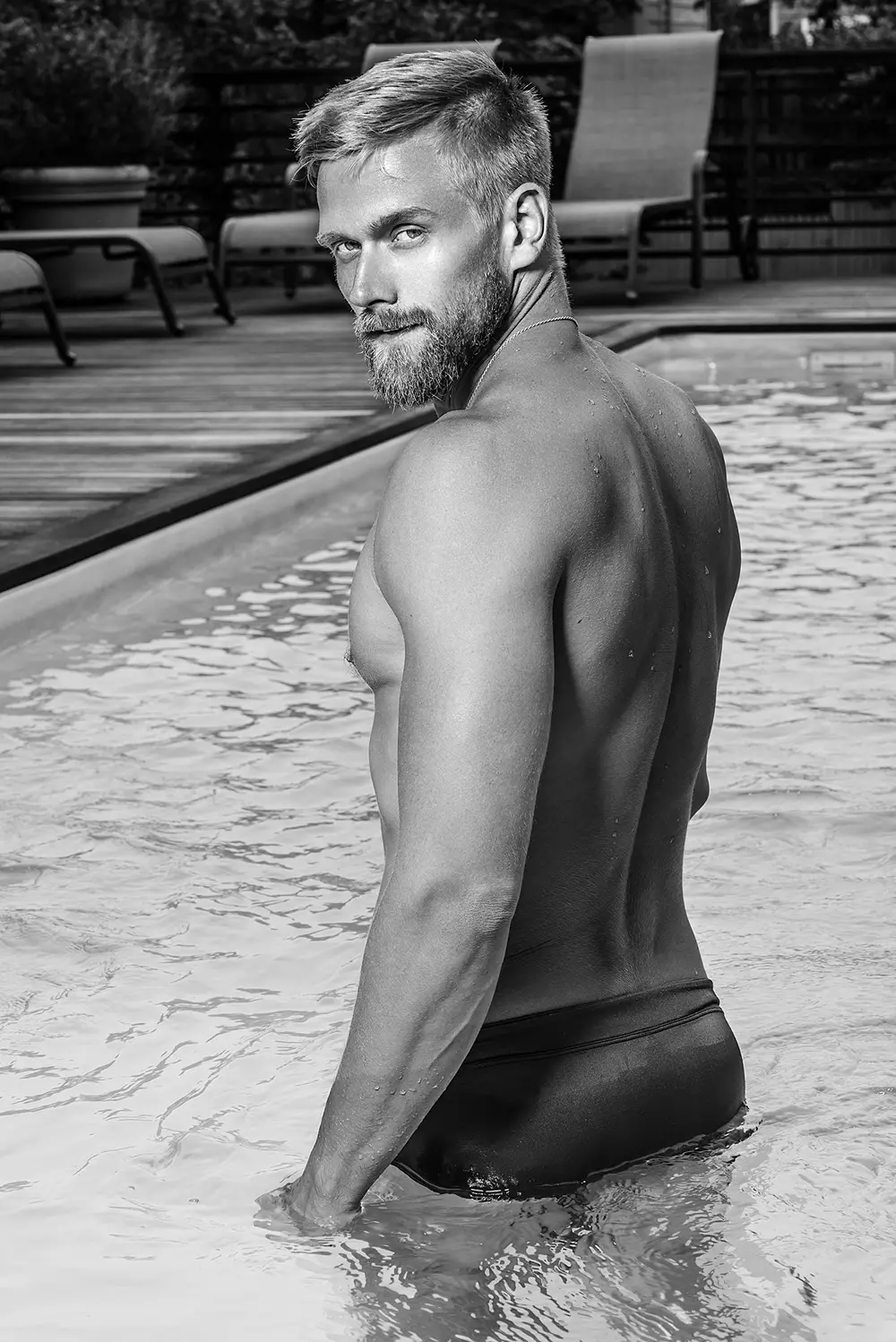 La prolífica fotògrafa amb talent Kamera Addikt captura d'una manera meravellosa el guapo adonis Adam Perry fora de la piscina, Happy Hump Day!