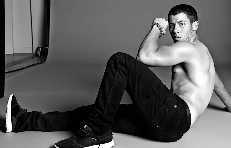 NICK JONAS ایک ٹھوڑی کی دکان میں ایک بیل کی طرح | فلاؤنٹ میگزین