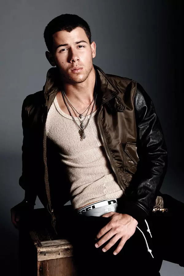 NICK JONAS Monga Ng'ombe M'sitolo ya Chin | Magazini ya FLAUNT