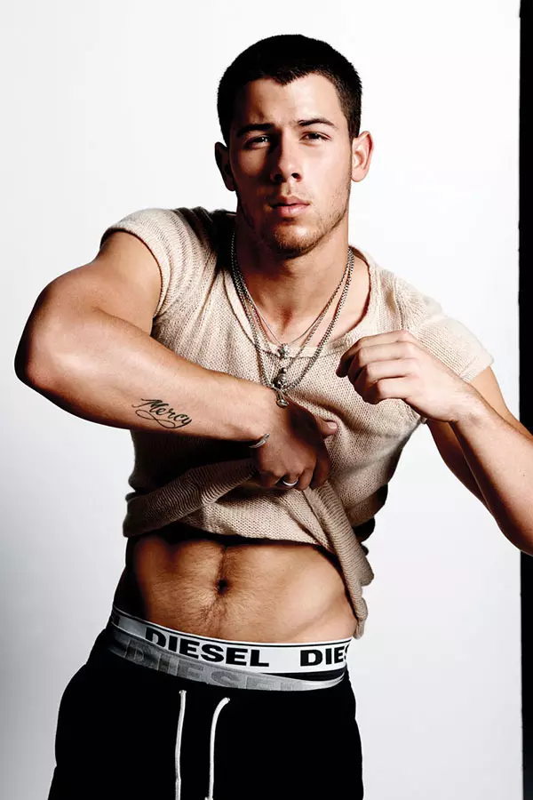 NICK JONAS Kiel Virbovo en Mentonbutiko | Revuo FLAUNT