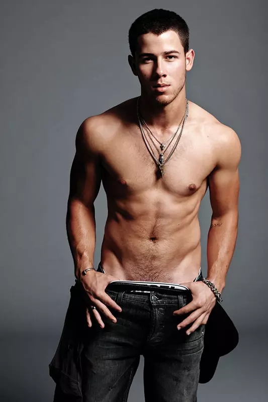 NICK JONAS Kot bik v trgovini z brado | Revija FLAUNT