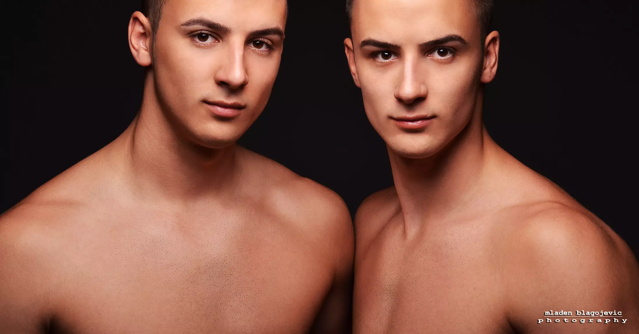 TWINS eftir Mladen (32)