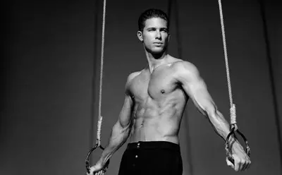 Adam Senn ya saka Dolce & Gabbana Gym in Glamour España | Hotuna daga Sergi Pons 2704_2