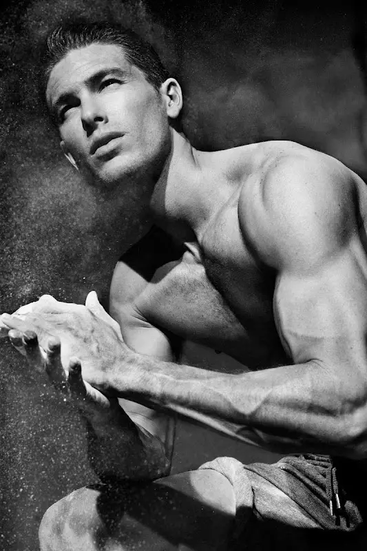 Adam Senn viste el gimnasio Dolce & Gabbana en Glamour España | Fotografía de Sergi Pons 2704_3