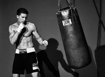 Adam Senn Nganggo Dolce & Gabbana Gym ing Glamour España | Fotografi dening Sergi Pons 2704_4