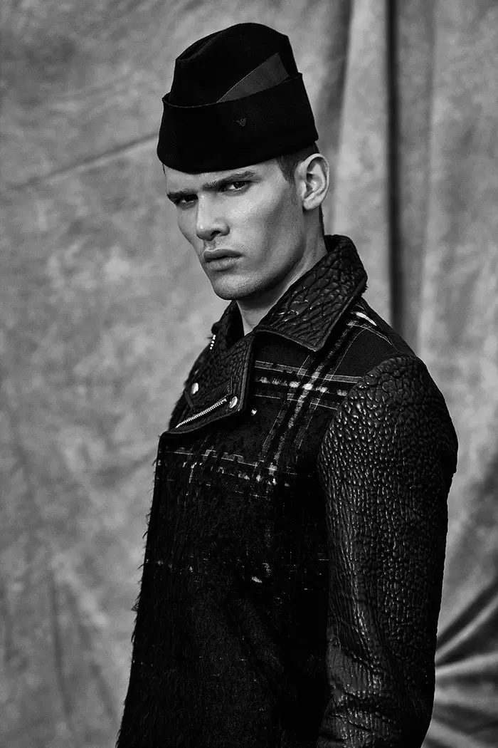 Liam Vandiar e Matty Carrington fotografiados por Mark Cant e estilizados a Joseph Kocharian con pezas FW15 de Moschino, Sibling, Givenchy e máis, para o último número da revista Attitude.