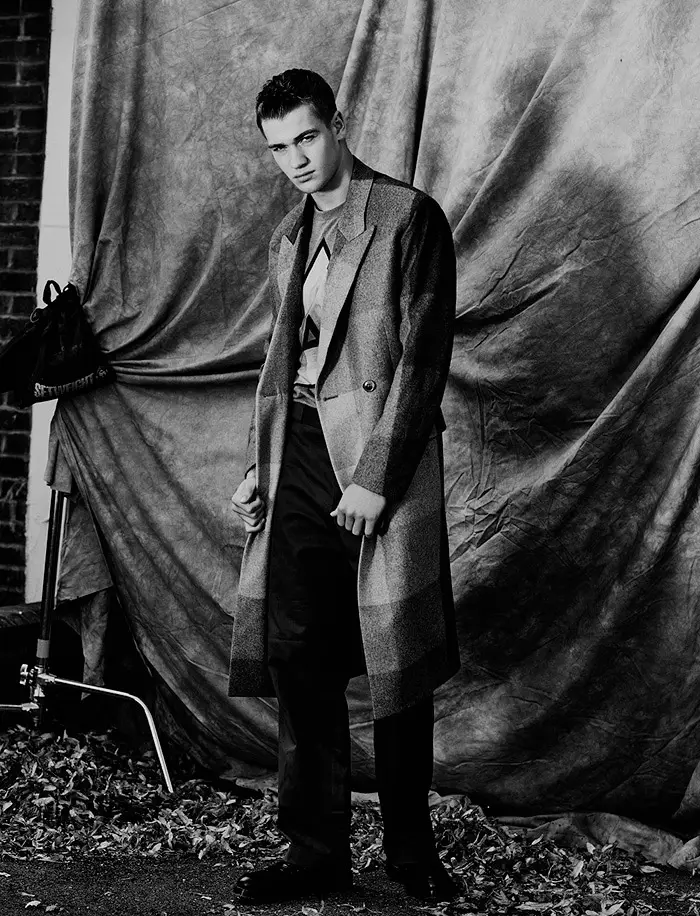 Liam Vandiar y Matty Carrington fotografiados por Mark Cant y estilizados a Joseph Kocharian con piezas FW15 de Moschino, Sibling, Givenchy y más, para el último número de la revista Attitude.