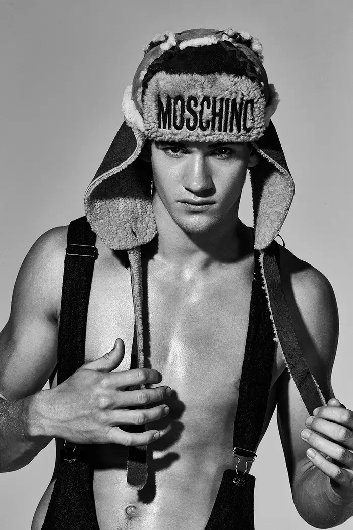 Liam Vandiar e Matty Carrington fotografiados por Mark Cant e estilizados a Joseph Kocharian con pezas FW15 de Moschino, Sibling, Givenchy e máis, para o último número da revista Attitude.