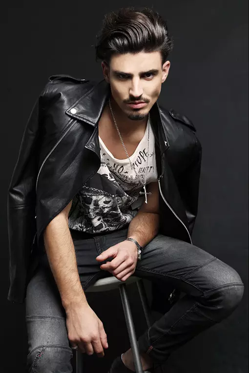 CHRISTIAN COBO MOJ MIGUEL ZARAGOZÁ VEM, DA ME ŽELIŠ Njegovo telo je želja, njegova koža je ogenj in njegovo srce je zlodelo. Christian Cobo je novi ekskluzivni model www.fashionartmgmt.com, ki premaga čutnost v vsakem nastopu pred kamero ali na modni pisti. Njegove oči so pripravljene na ... streljanje!