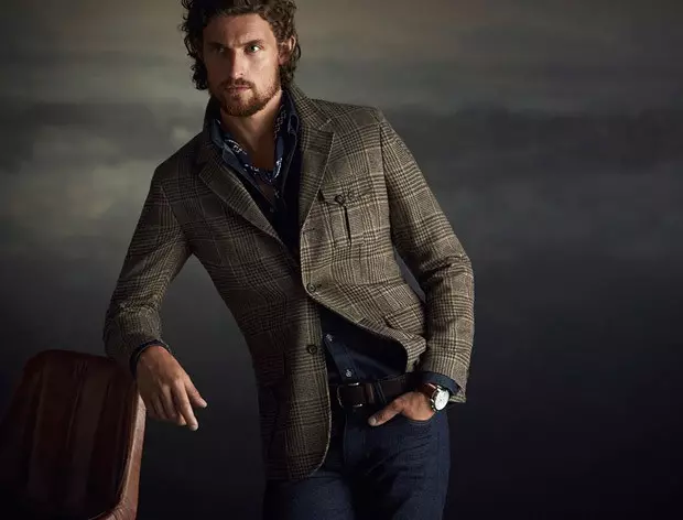 Beyond the Hills de nije redaksje eksposearje A/W 2015-16 Men's Collection fan Massimo Dutti mei manlik model Wouter Peelen.