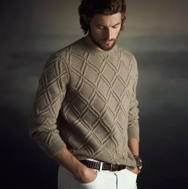 Beyond the Hills 2015-2016 yilgi erkaklar kollektsiyasini namoyish etuvchi yangi tahririyati Massimo Dutti erkak model Wouter Peelen bilan.