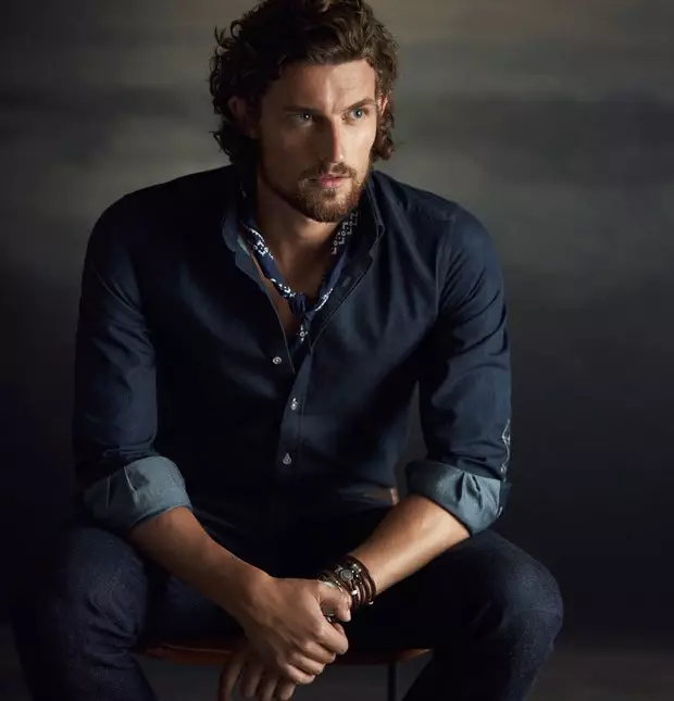 N'ofe ugwu akwụkwọ akụkọ ọhụrụ na-ekpughe A/W 2015-16 mkpokọta ụmụ nwoke sitere na Massimo Dutti nwere ụdị nwoke Wouter Peelen.