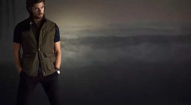 Beyond the Hills 2015-2016 yilgi erkaklar kollektsiyasini namoyish etuvchi yangi tahririyati Massimo Dutti erkak model Wouter Peelen bilan.