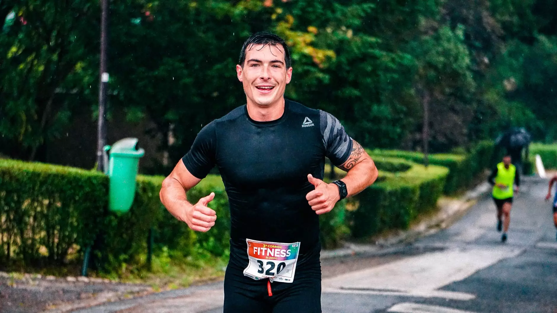 foto de un hombre corriendo al aire libre