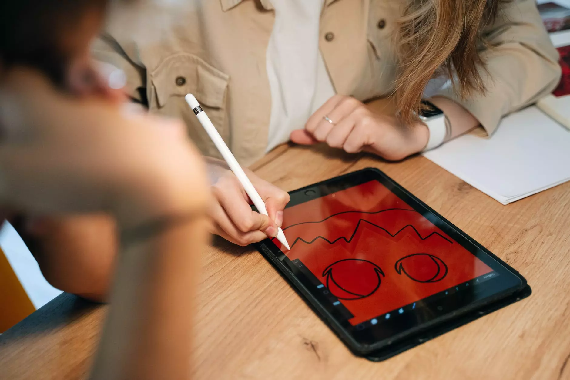 persona dibujando un jack o lantern en una tableta