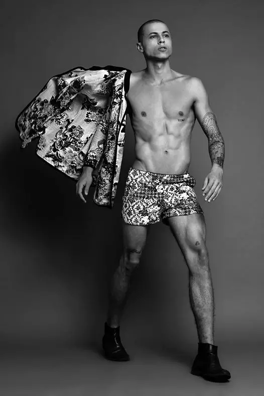 Modellen poserer i nytt sett Daniel Arcaide tatt av Bruno Penato Styling av Marcello Gentiluomo.