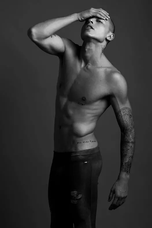 Model, Daniel Arcaide tərəfindən Bruno Penato Styling tərəfindən Marcello Gentiluomo tərəfindən çəkilmiş yeni setdə poza verir.