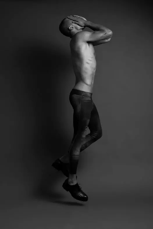 Model, Daniel Arcaide tərəfindən Bruno Penato Styling tərəfindən Marcello Gentiluomo tərəfindən çəkilmiş yeni setdə poza verir.