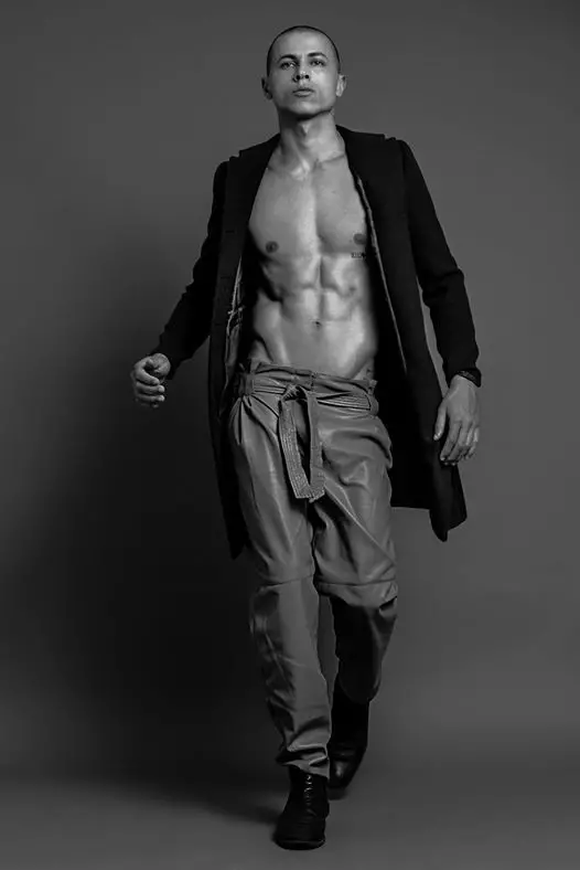 Modellen poserer i nytt sett Daniel Arcaide tatt av Bruno Penato Styling av Marcello Gentiluomo.