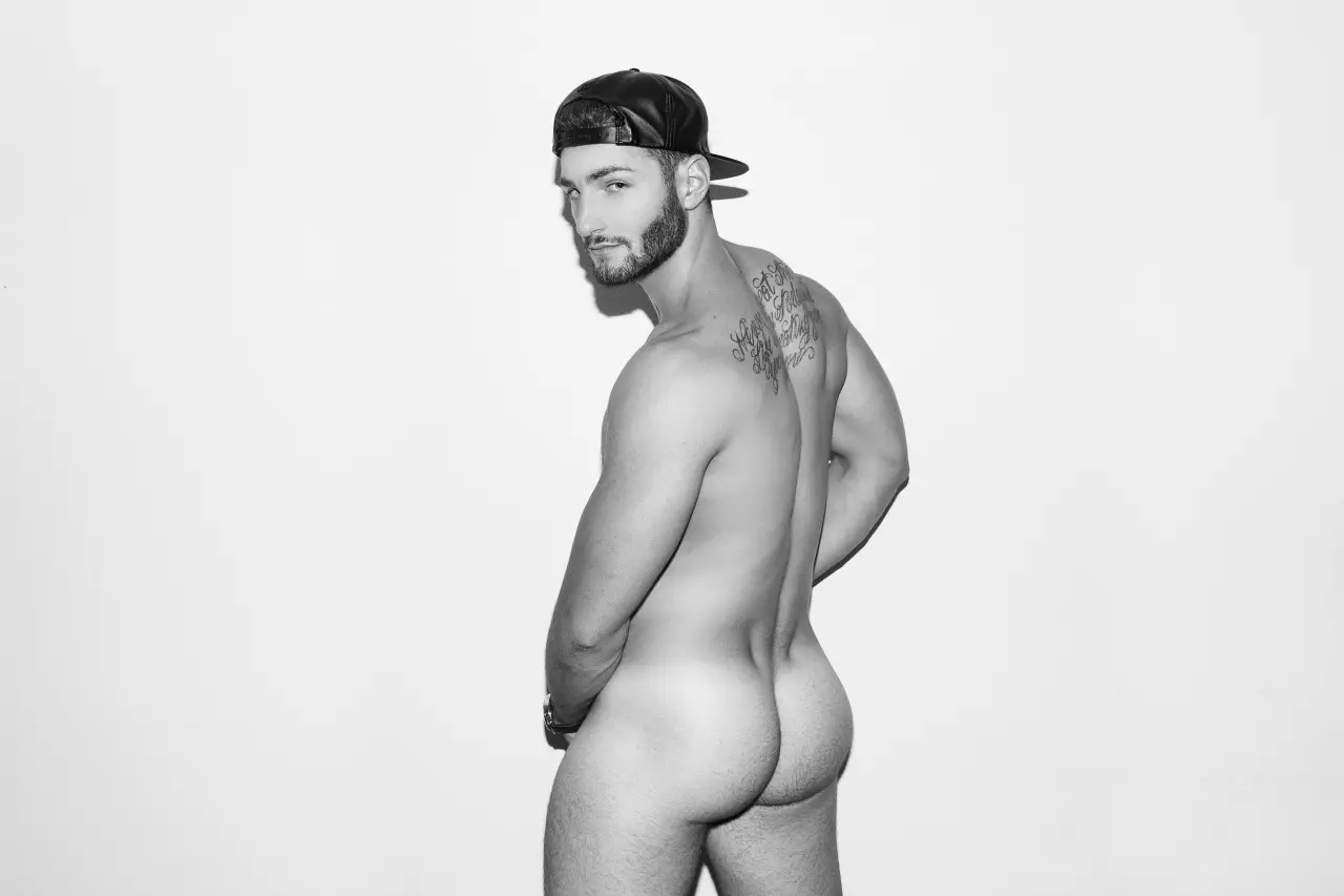 Zanosni seksi model Federico Venturelli svratio je u studio fotografa Freddyja Kravea na upečatljivu portretnu sesiju.