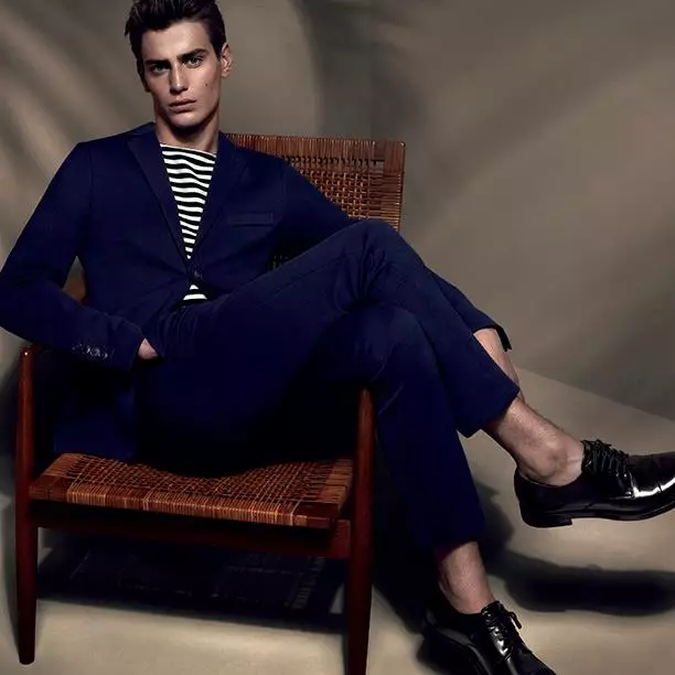 Dipinjam oleh jurugambar Mert Alas dan Marcus Piggott, kempen Gucci Cruise 2015 meraikan daya tarikan segar musim ini dan keanggunan sensual. Membuat penampilan sulungnya di seluruh dunia di sini, koleksi baharu itu akan tersedia di kedai dan di gucci.com lewat bulan ini.