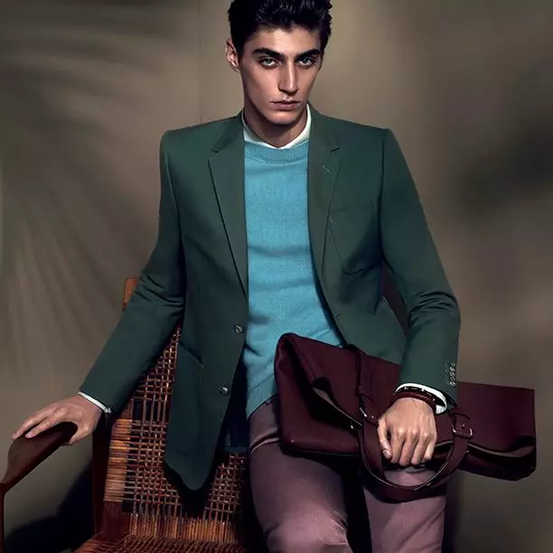 Gucci Cruise 2015 herferðin, sem er ljósnuð af ljósmyndurunum Mert Alas og Marcus Piggott, fagnar ferskum töfrum og nautnalegum glæsileika tímabilsins. Nýja safnið, sem er frumraun um allan heim hér, verður fáanlegt í verslunum og á gucci.com síðar í þessum mánuði.