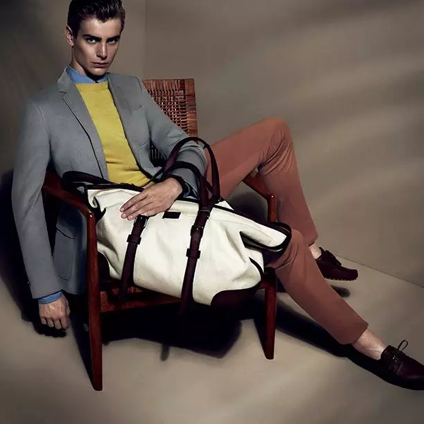 Ndị na-ese foto Mert Alas na Marcus Piggott gbaghaara ya, mkpọsa Gucci Cruise 2015 na-eme ọmarịcha mma na ịma mma nke oge. Na-eme mpụta mbụ ya zuru ụwa ọnụ ebe a, nchịkọta ọhụrụ a ga-adị na ụlọ ahịa yana na gucci.com ma emechaa n'ọnwa a.