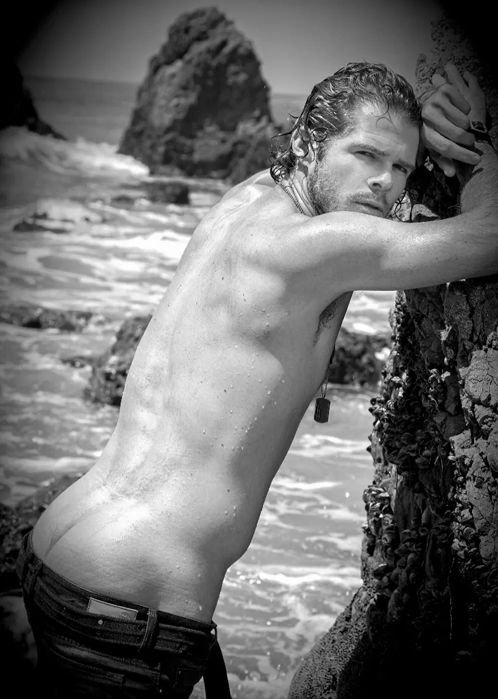 Elitemodel Jake Jensen gaat naar het strand voor een stralende sessie van Stéphane Guillon die schiet in Malibu toen hij op bezoek was vanuit Frankrijk. Stylist en assistent: Benjamin Rancher.