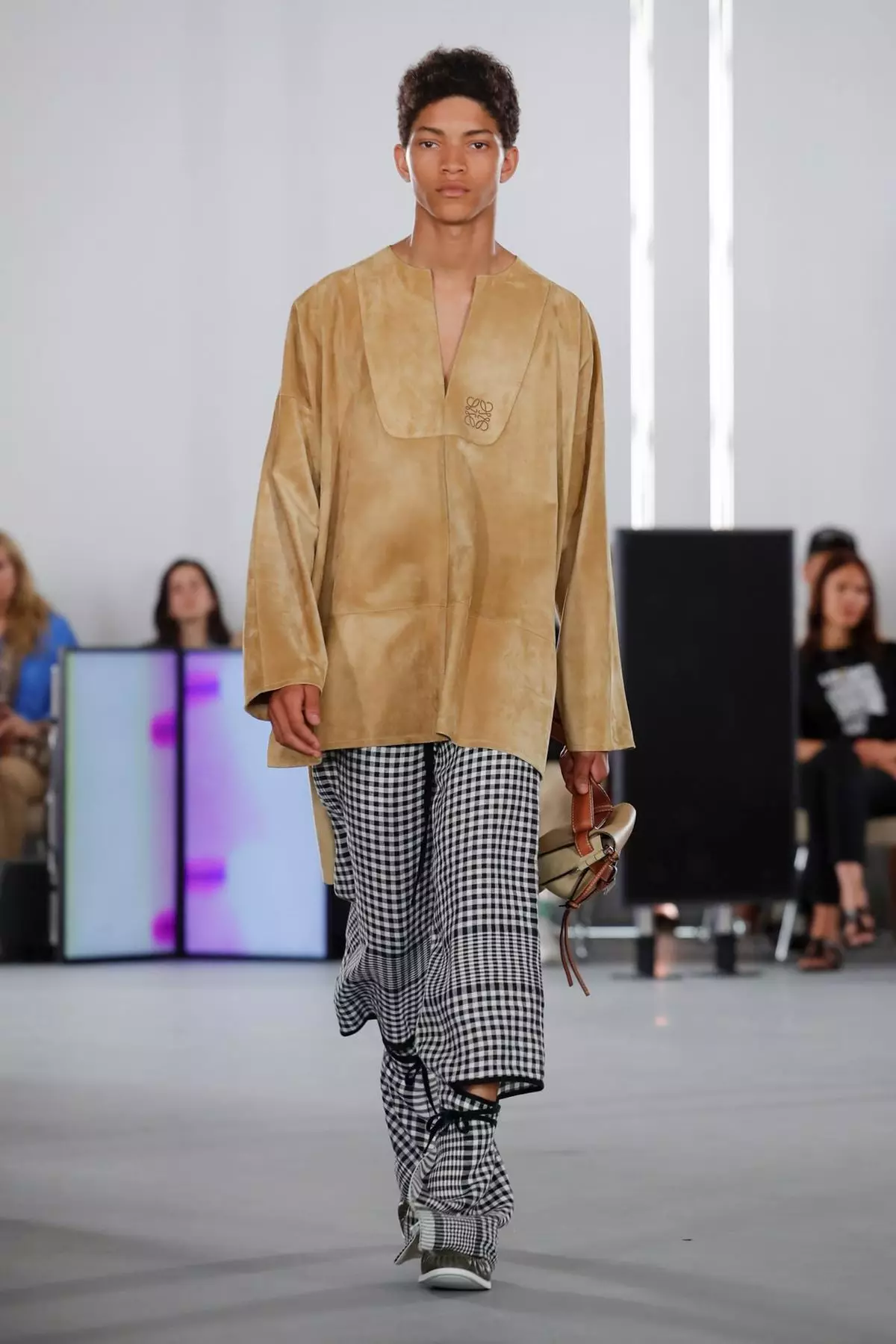 Loewe Menswear پسرلی / دوبی 2020 پاریس 27982_33